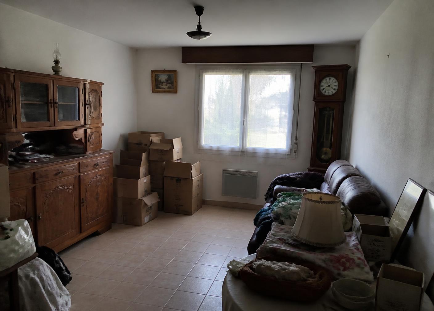 Pièce encombrée et poussiéreuse avant intervention